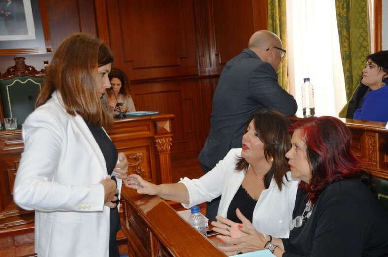 La alcaldesa Carmen Hernández y las edilas Gloria Cabrera y Saro Pulido, en el Pleno de este lunes (Foto TA)